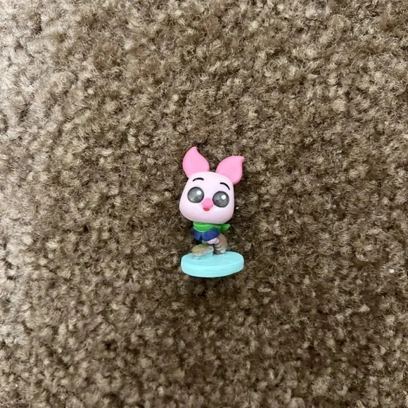 Disney Doorables: Let’s Go Series Figurine – Snowy Getaway – Piglet - Picture 3 of 4